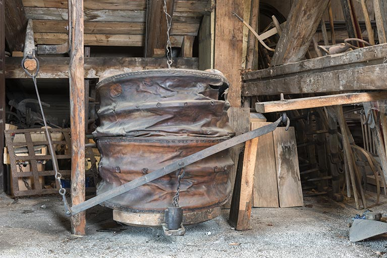 Soufflet en cuir : poids permettant la descente du fond. © Région Bourgogne-Franche-Comté, Inventaire du patrimoine