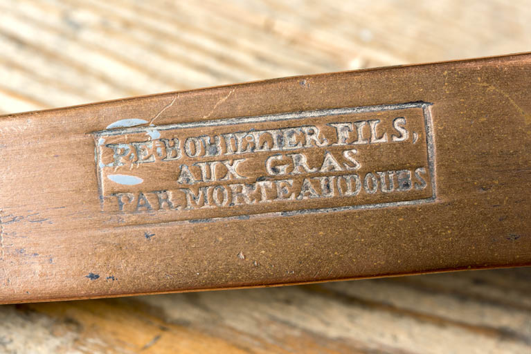 Inscription sur la queue de la casserole en cuivre (collection particulière : Louis Girard, Grand'Combe-Châteleu). © Région Bourgogne-Franche-Comté, Inventaire du patrimoine Inscription sur la queue de la casserole en cuivre (collection particulière : Louis Girard, Grand'Combe-Châteleu). © Région Bourgogne-Franche-Comté, Inventaire du patrimoine