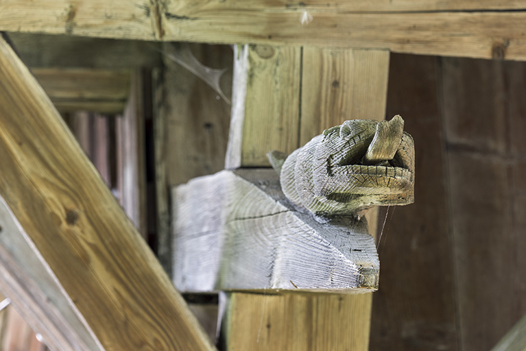 Ferme, façade latérale droite : 1er arbalétrier sculpté en forme de serpent, vu de face. © Région Bourgogne-Franche-Comté, Inventaire du patrimoine