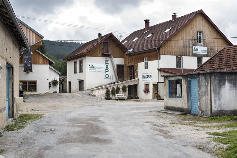 Cour, avec la forge à gauche et la tournerie de tabourets à droite. © Région Bourgogne-Franche-Comté, Inventaire du patrimoine Cour, avec la forge à gauche et la tournerie de tabourets à droite. © Région Bourgogne-Franche-Comté, Inventaire du patrimoine