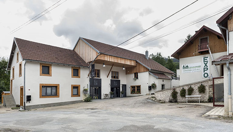 Taillanderie et tournerie Vuillemin (le Pré Rondot). Le ruisseau du Théverot passe derrière les bâtiments de la tournerie de manches (à gauche) et de la taillanderie (au centre). © Région Bourgogne-Franche-Comté, Inventaire du patrimoine Taillanderie et tournerie Vuillemin (le Pré Rondot). Le ruisseau du Théverot passe derrière les bâtiments de la tournerie de manches (à gauche) et de la taillanderie (au centre). © Région Bourgogne-Franche-Comté, Inventaire du patrimoine