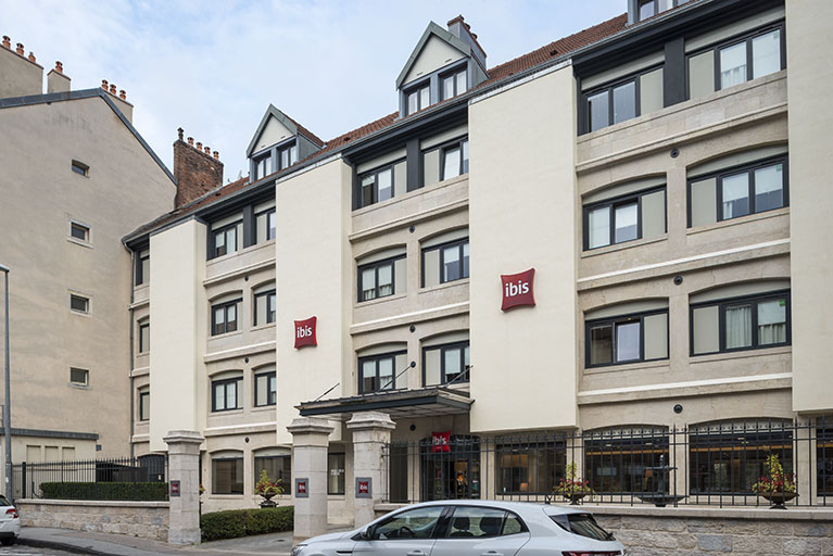Façade antérieure vue de trois quarts droite. © Région Bourgogne-Franche-Comté, Inventaire du patrimoine