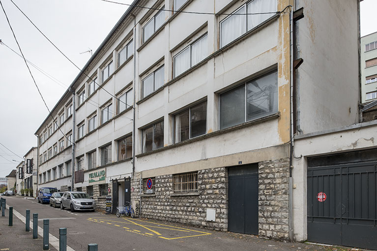 Vue d'ensemble de la rue depuis le sud-ouest. © Région Bourgogne-Franche-Comté, Inventaire du patrimoine Vue d'ensemble de la rue depuis le sud-ouest. © Région Bourgogne-Franche-Comté, Inventaire du patrimoine