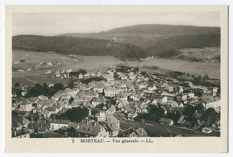 2 Morteau. - Vue générale [depuis le nord], 2e quart 20e siècle. Le bâtiment est visible en bas à gauche. © Région Bourgogne-Franche-Comté, Inventaire du patrimoine