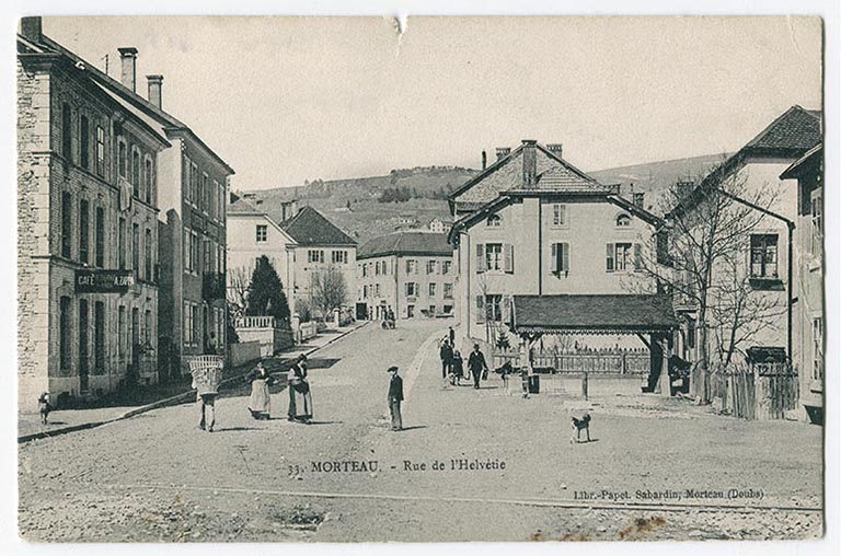 33. Morteau - Rue de l'Helvétie, 1er quart 20e siècle [avant 1910]. L'immeuble est le deuxième bâtiment à gauche. © Région Bourgogne-Franche-Comté, Inventaire du patrimoine