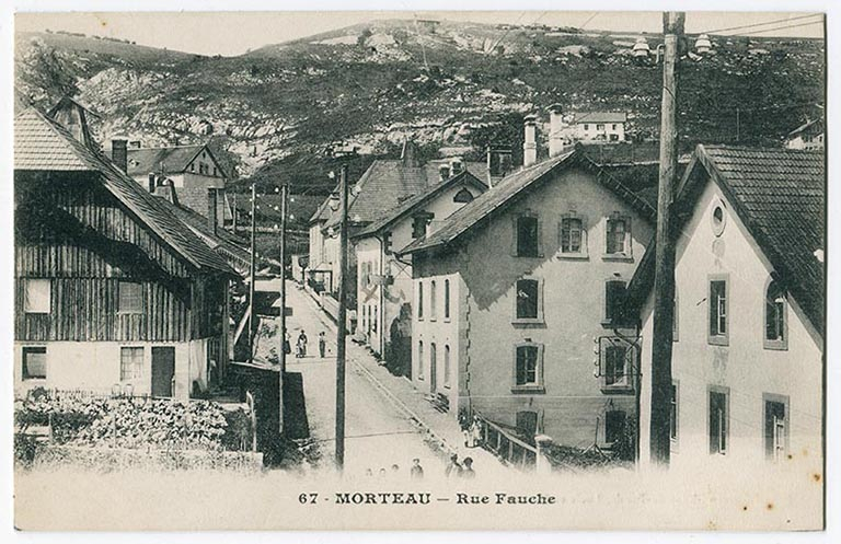 67 - Morteau - Rue Fauche, 1er quart 20e siècle. Le pignon de la maison est visible au premier plan à droite. © Région Bourgogne-Franche-Comté, Inventaire du patrimoine