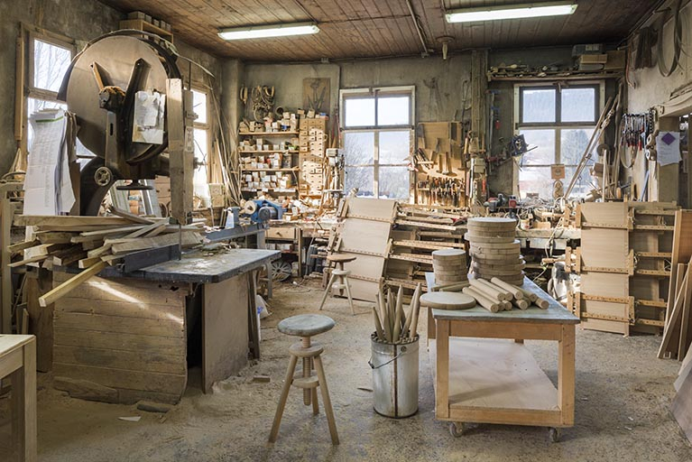 Tournerie de tabourets et ébénisterie : intérieur d'un atelier. © Région Bourgogne-Franche-Comté, Inventaire du patrimoine Tournerie de tabourets et ébénisterie : intérieur d'un atelier. © Région Bourgogne-Franche-Comté, Inventaire du patrimoine