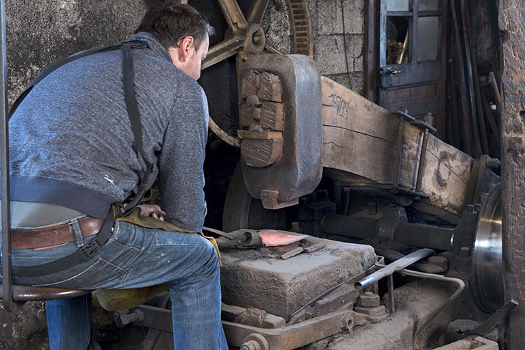 Martelage d'une houe. © Région Bourgogne-Franche-Comté, Inventaire du patrimoine