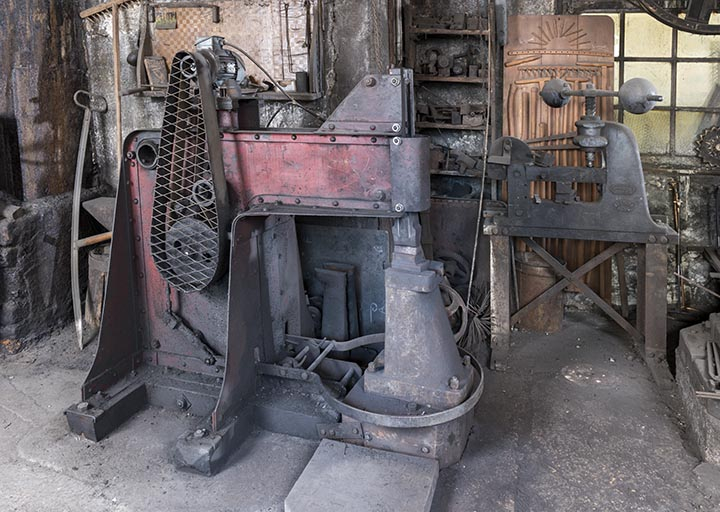 Marteau mécanique Vernet et presse à balancier Grosperrin. © Région Bourgogne-Franche-Comté, Inventaire du patrimoine