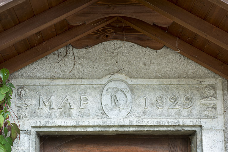 Bâtiment ancien : linteau daté 1829 sur la façade antérieure. © Région Bourgogne-Franche-Comté, Inventaire du patrimoine Bâtiment ancien : linteau daté 1829 sur la façade antérieure. © Région Bourgogne-Franche-Comté, Inventaire du patrimoine