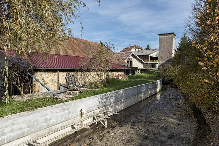 Bâtiment ancien : façade postérieure et canal d'amenée. © Région Bourgogne-Franche-Comté, Inventaire du patrimoine