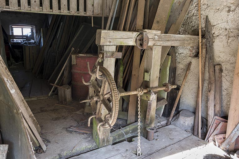 Bâtiment ancien, partie gauche (bâtiment d'eau) : commande de la vanne d'admission d'eau. © Région Bourgogne-Franche-Comté, Inventaire du patrimoine Bâtiment ancien, partie gauche (bâtiment d'eau) : commande de la vanne d'admission d'eau. © Région Bourgogne-Franche-Comté, Inventaire du patrimoine