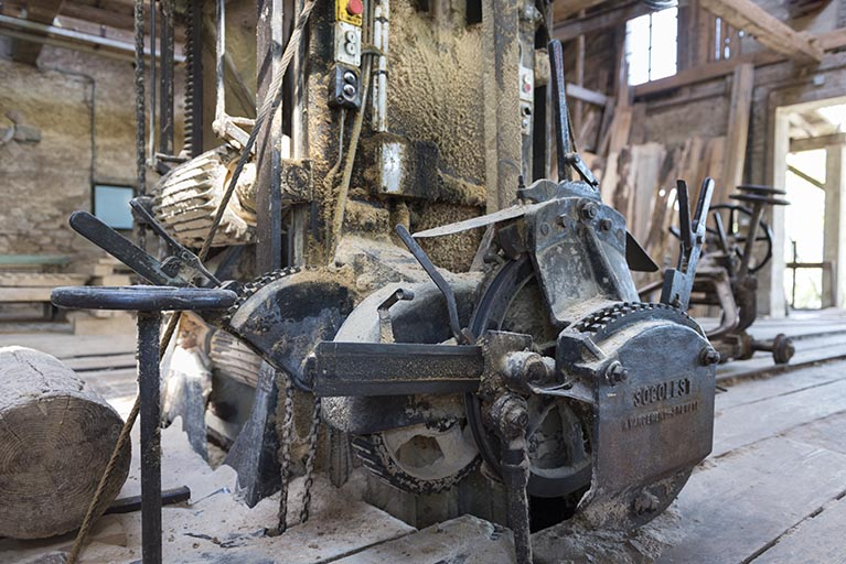 Atelier de fabrication : châssis de scie Socolest, détail du système moteur. © Région Bourgogne-Franche-Comté, Inventaire du patrimoine Atelier de fabrication : châssis de scie Socolest, détail du système moteur. © Région Bourgogne-Franche-Comté, Inventaire du patrimoine