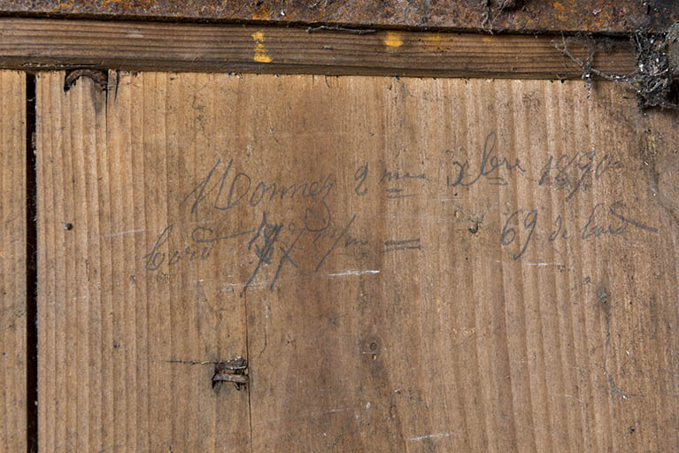 Atelier de fabrication : date 1890 et calculs griffonnés sur une porte. © Région Bourgogne-Franche-Comté, Inventaire du patrimoine