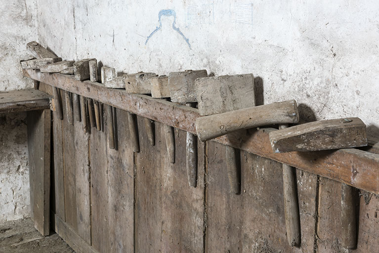 Atelier de fabrication : maillets de dinandier sur leur support. © Région Bourgogne-Franche-Comté, Inventaire du patrimoine