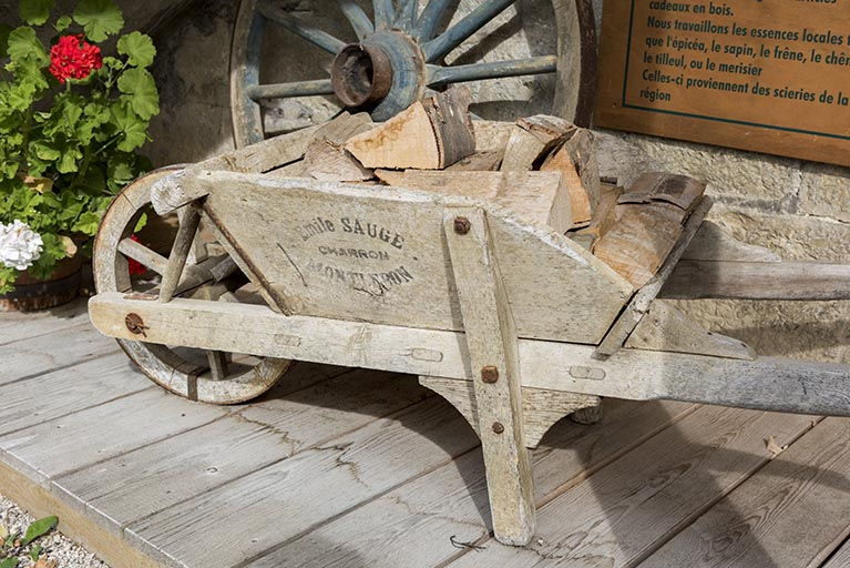 Brouette en bois des Ets Emile Sauge. © Région Bourgogne-Franche-Comté, Inventaire du patrimoine Brouette en bois des Ets Emile Sauge. © Région Bourgogne-Franche-Comté, Inventaire du patrimoine