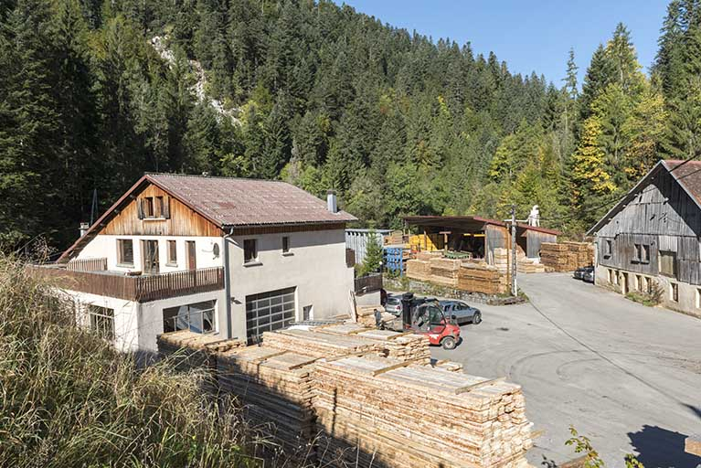 Vue d'ensemble des bureaux, des ateliers à l'ouest et de l'ancienne scierie. © Région Bourgogne-Franche-Comté, Inventaire du patrimoine Vue d'ensemble des bureaux, des ateliers à l'ouest et de l'ancienne scierie. © Région Bourgogne-Franche-Comté, Inventaire du patrimoine