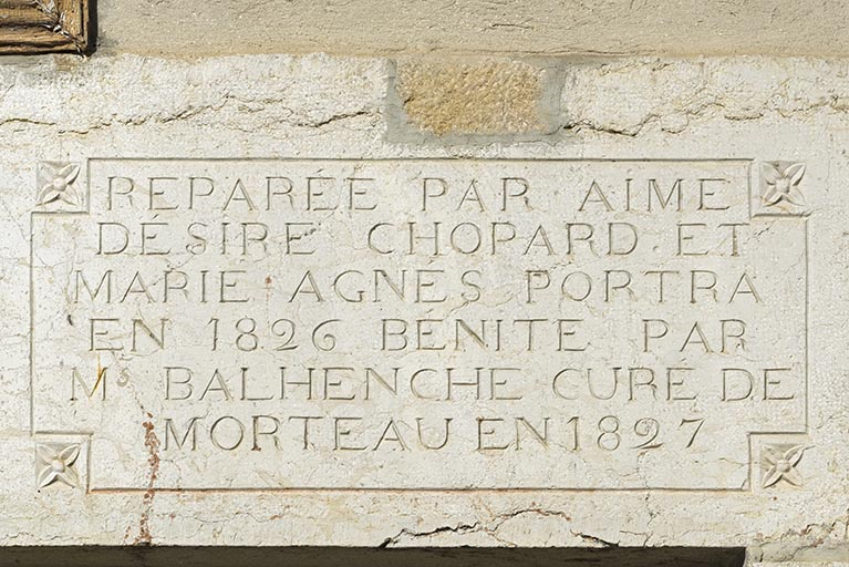 Linteau : inscription sur la partie droite. © Région Bourgogne-Franche-Comté, Inventaire du patrimoine Linteau : inscription sur la partie droite. © Région Bourgogne-Franche-Comté, Inventaire du patrimoine