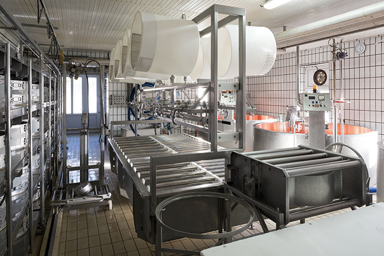 Atelier de fabrication : vue d'ensemble avec le répartiteur du groupe de soutirage par pompe à caillé. © Région Bourgogne-Franche-Comté, Inventaire du patrimoine