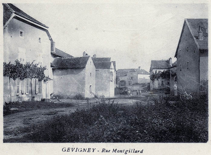 Alignement de fermes dans la rue Mongillard, carte postale (1891). © Commune de Gevigney-et-Mercey Alignement de fermes dans la rue Mongillard, carte postale (1891). © Commune de Gevigney-et-Mercey