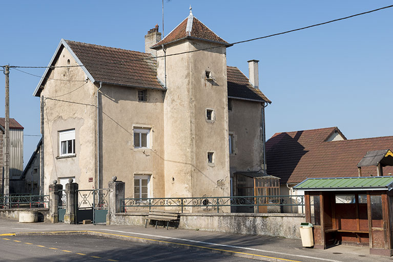 La demeure avec la tour sur la façade principale. © Région Bourgogne-Franche-Comté, Inventaire du patrimoine La demeure avec la tour sur la façade principale. © Région Bourgogne-Franche-Comté, Inventaire du patrimoine