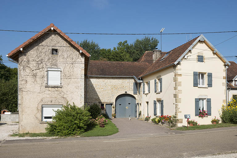 Emplacement de la ferme depuis la rue. © Région Bourgogne-Franche-Comté, Inventaire du patrimoine Emplacement de la ferme depuis la rue. © Région Bourgogne-Franche-Comté, Inventaire du patrimoine