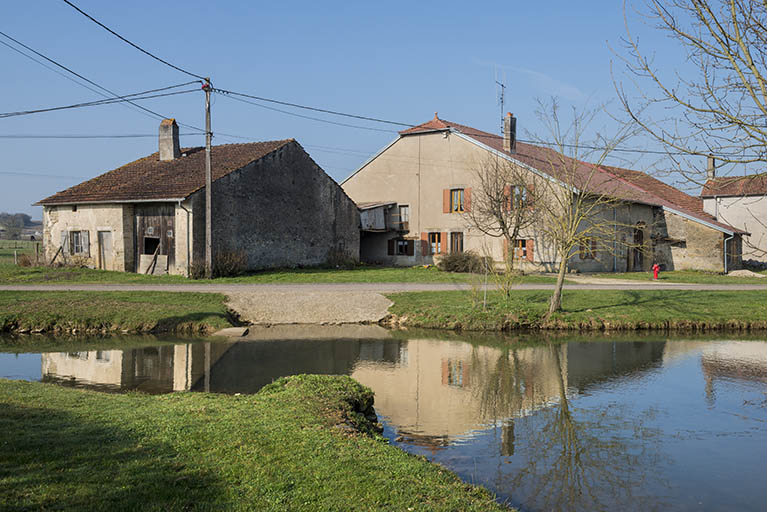 Fermes, rue du Mont. © Région Bourgogne-Franche-Comté, Inventaire du patrimoine Fermes, rue du Mont. © Région Bourgogne-Franche-Comté, Inventaire du patrimoine