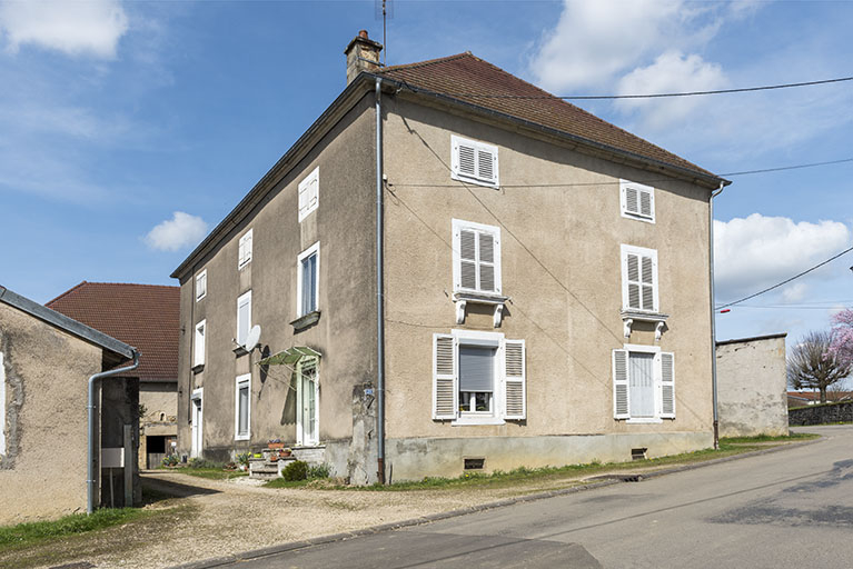 Vue de trois-quart de la maison 21 Grande rue. © Région Bourgogne-Franche-Comté, Inventaire du patrimoine Vue de trois-quart de la maison 21 Grande rue. © Région Bourgogne-Franche-Comté, Inventaire du patrimoine