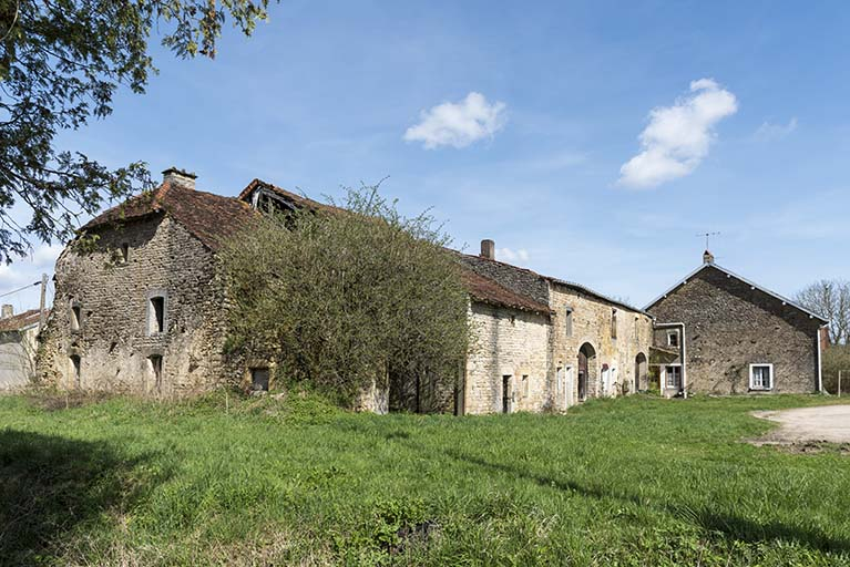 Alignement de maison-fermes au bas du village, le long de la route de Vittel.  © Région Bourgogne-Franche-Comté, Inventaire du patrimoine Alignement de maison-fermes au bas du village, le long de la route de Vittel.  © Région Bourgogne-Franche-Comté, Inventaire du patrimoine
