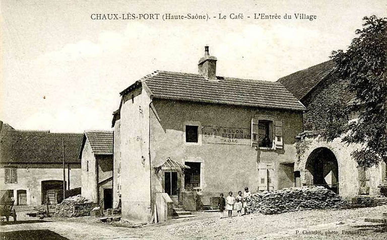 Le café - L'entrée du village, carte postale. © Région Bourgogne-Franche-Comté, Inventaire du patrimoine
