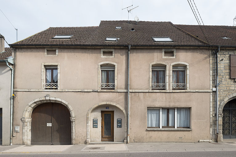 Maison transformée, rue François Mitterrand. © Région Bourgogne-Franche-Comté, Inventaire du patrimoine