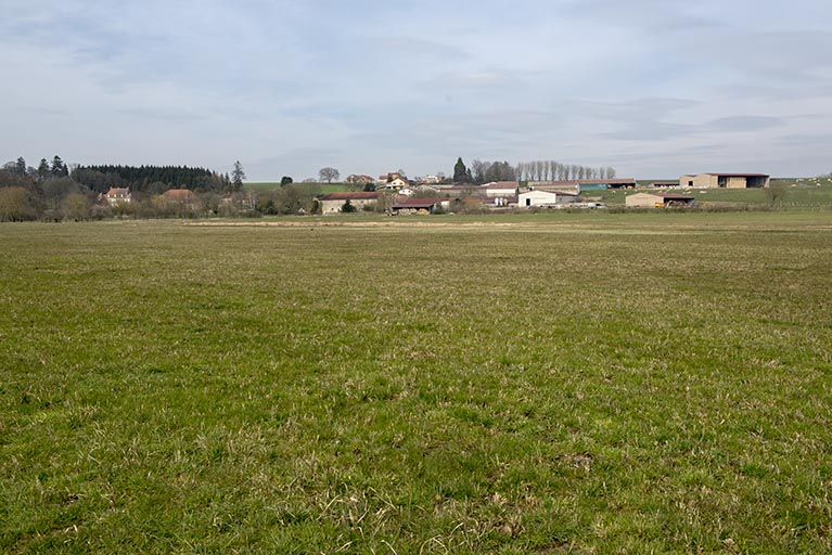 Vue d'ensemble du village depuis le sud. © Région Bourgogne-Franche-Comté, Inventaire du patrimoine