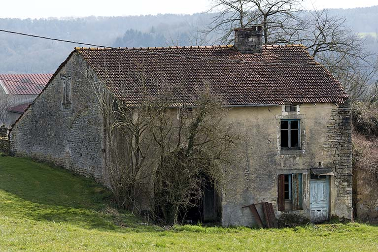 Vue de trois-quart nord-ouest d'une ferme située grande rue.  © Région Bourgogne-Franche-Comté, Inventaire du patrimoine