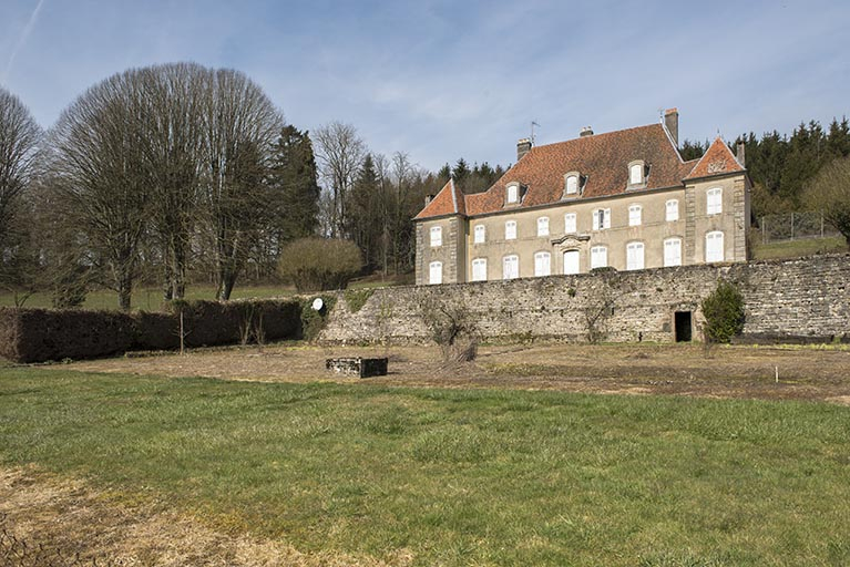 Façade antérieure (sud) du château.  © Région Bourgogne-Franche-Comté, Inventaire du patrimoine
