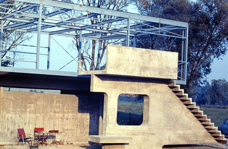 Vue de l'escalier lors du chantier, photographie ancienne, ca.1965, Archives privées. © Région Bourgogne-Franche-Comté, Inventaire du patrimoine