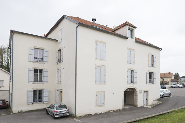 Façade postérieure, vue de trois-quart. © Région Bourgogne-Franche-Comté, Inventaire du patrimoine