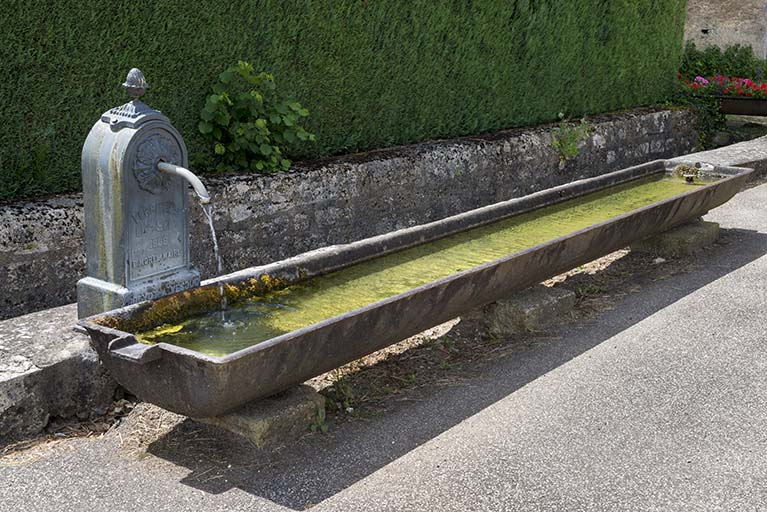 Borne-fontaine et auge d'abreuvoir en fonte situées route de Port-sur-Saône.  © Région Bourgogne-Franche-Comté, Inventaire du patrimoine Borne-fontaine et auge d'abreuvoir en fonte situées route de Port-sur-Saône.  © Région Bourgogne-Franche-Comté, Inventaire du patrimoine