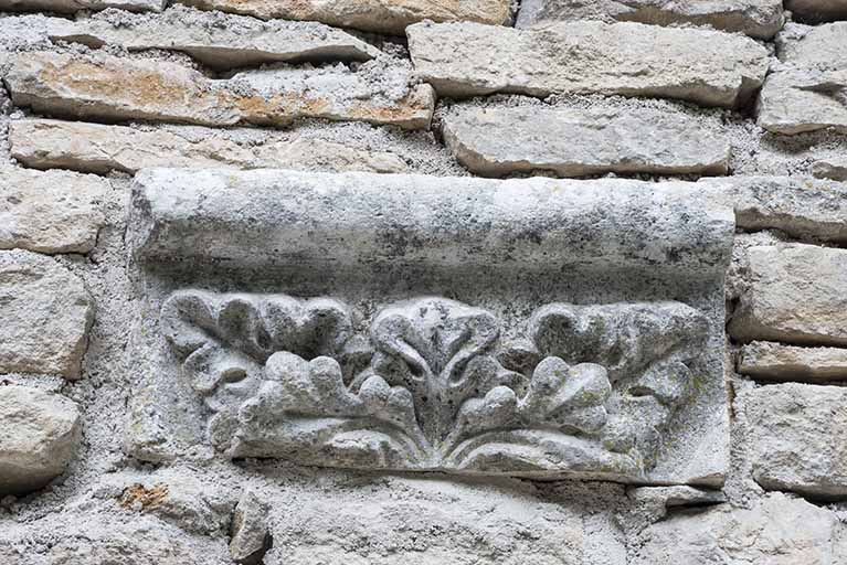 Fragment d'un chapiteau, façade côté cour. © Région Bourgogne-Franche-Comté, Inventaire du patrimoine