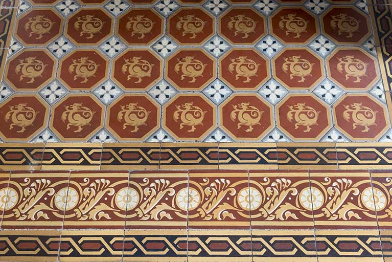 Le carrelage du foyer de la cheminée. © Région Bourgogne-Franche-Comté, Inventaire du patrimoine