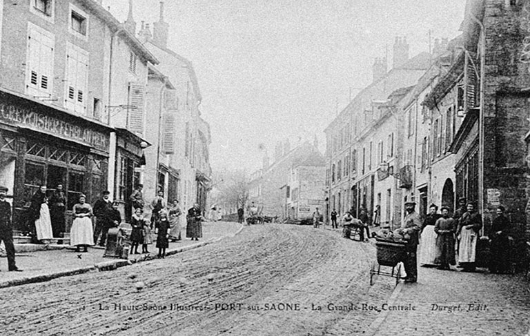 La rue principale avec le boulanger Anderegg et son chariot, carte postale. © Région Bourgogne-Franche-Comté, Inventaire du patrimoine