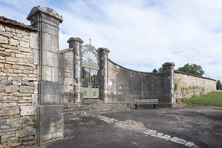Entrée du cimetière, vue de trois-quart. © Région Bourgogne-Franche-Comté, Inventaire du patrimoine