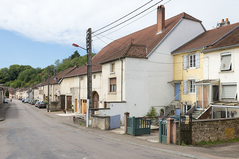 Maisons et fermes le long de la rue du Magny. © Région Bourgogne-Franche-Comté, Inventaire du patrimoine