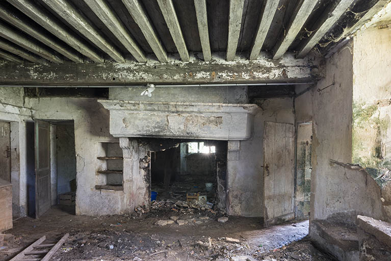 La cheminée, logis 16e siècle. © Région Bourgogne-Franche-Comté, Inventaire du patrimoine La cheminée, logis 16e siècle. © Région Bourgogne-Franche-Comté, Inventaire du patrimoine