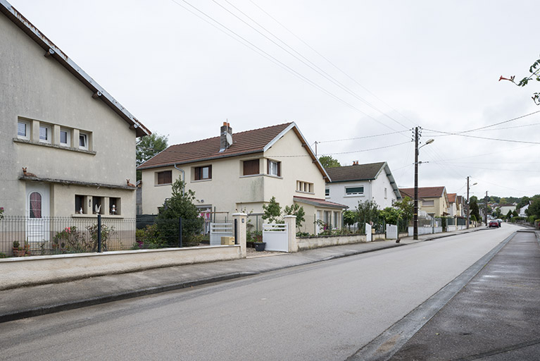 L'avenue de la Plage avec les pavillons Selam. © Région Bourgogne-Franche-Comté, Inventaire du patrimoine