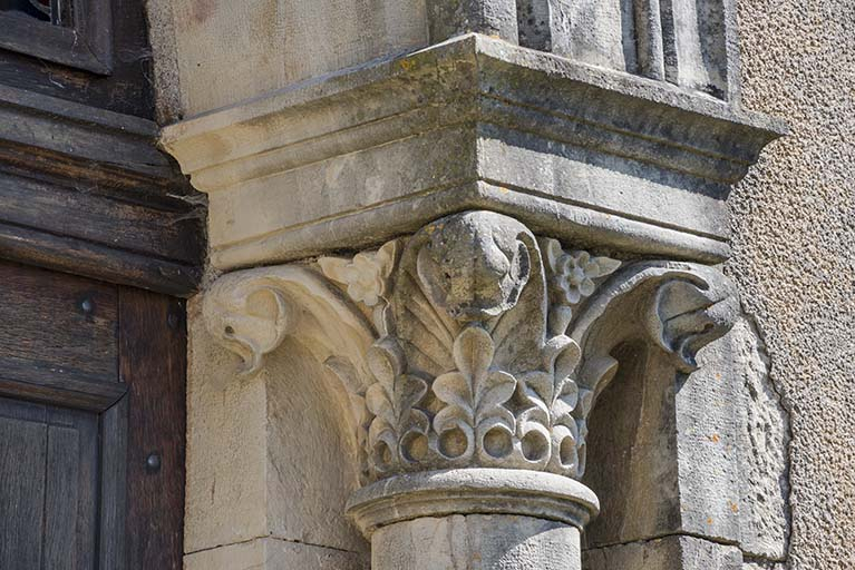 Détail d'un des châpiteaux du portail. © Région Bourgogne-Franche-Comté, Inventaire du patrimoine