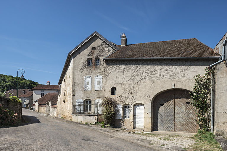 Vue depuis le bas de la rue. © Région Bourgogne-Franche-Comté, Inventaire du patrimoine