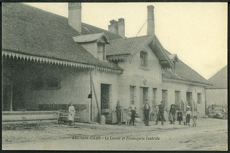 Arc-sous-Cicon. Le lavoir et la fromagerie centrale, carte postale, s.d. [fin 19e ou début 20e siècle]. © Région Bourgogne-Franche-Comté, Inventaire du patrimoine