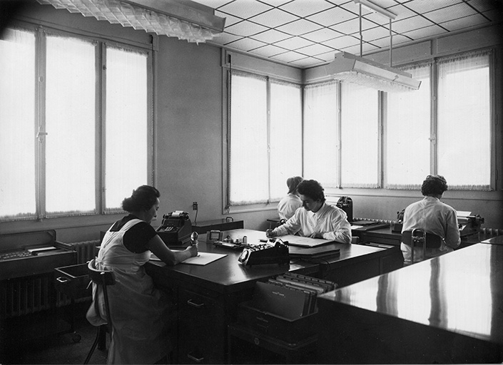 [Le service facturation et comptabilité], vers 1955. © Région Bourgogne-Franche-Comté, Inventaire du patrimoine