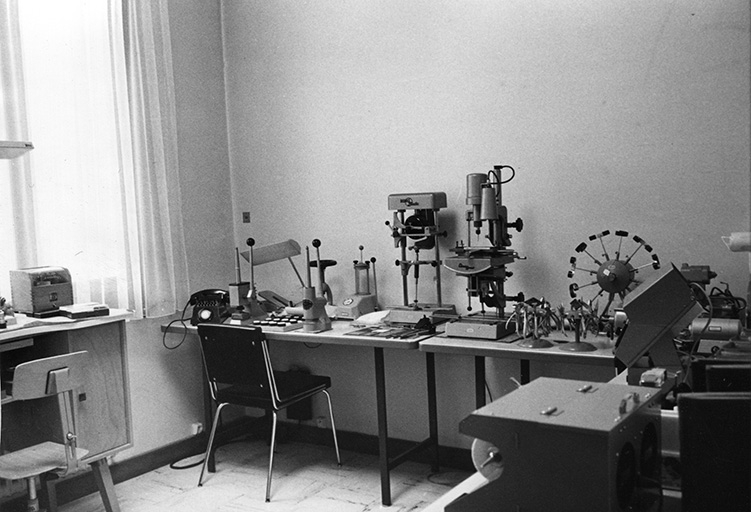 [Le local d'exposition], vers 1967 : outils et machines, dont une machine à agrandir et rétrécir les alliances, une à graver et un simulateur de port de montre. © Région Bourgogne-Franche-Comté, Inventaire du patrimoine