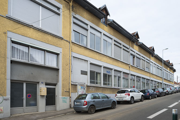 Façade sur la rue Marie-Louise, vue de trois quarts. © Région Bourgogne-Franche-Comté, Inventaire du patrimoine Façade sur la rue Marie-Louise, vue de trois quarts. © Région Bourgogne-Franche-Comté, Inventaire du patrimoine